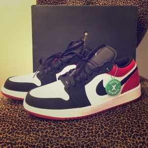 NWT AND BOX NIKE JORDAN 1 LOW BLACK TOE SIZE 9 MEN